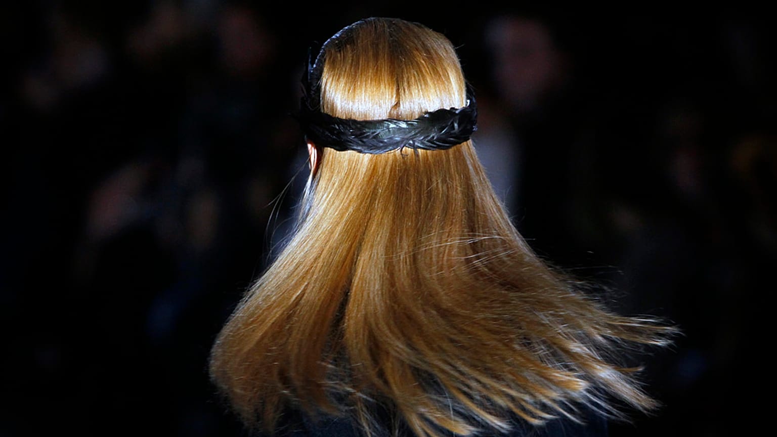 عارضة أزياء ترتدي تصميمًا للمصمم الفرنسي جان شارل دي كاستلباجاك من مجموعة خريف/شتاء 2013 الجاهزة، خلال أسبوع الموضة في باريس