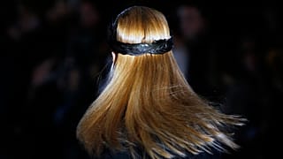 عارضة أزياء ترتدي تصميمًا للمصمم الفرنسي جان شارل دي كاستلباجاك من مجموعة خريف/شتاء 2013 الجاهزة، خلال أسبوع الموضة في باريس