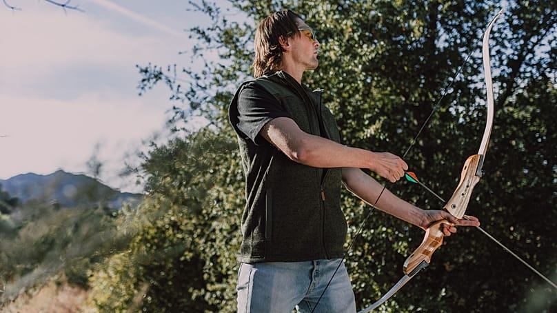 رجل يتدرّب على الرماية باستخدام السهم