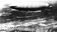 El dirigible Italia sobrevuela un campo cerca de Estocolmo, Suecia, el 7 de mayo de 1928.