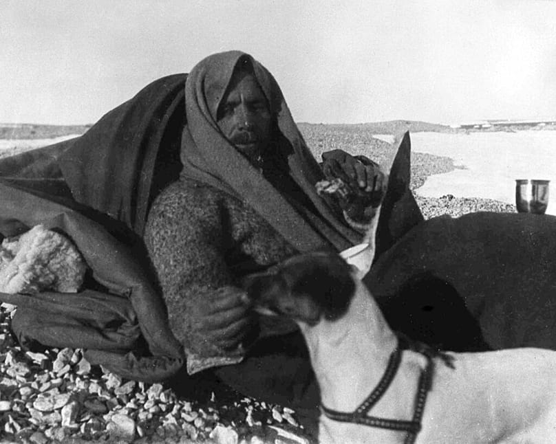 Il generale Umberto Nobile alla base dello stretto di Hinlopen, Norvegia, il 21 luglio 1928, dopo essere stato salvato