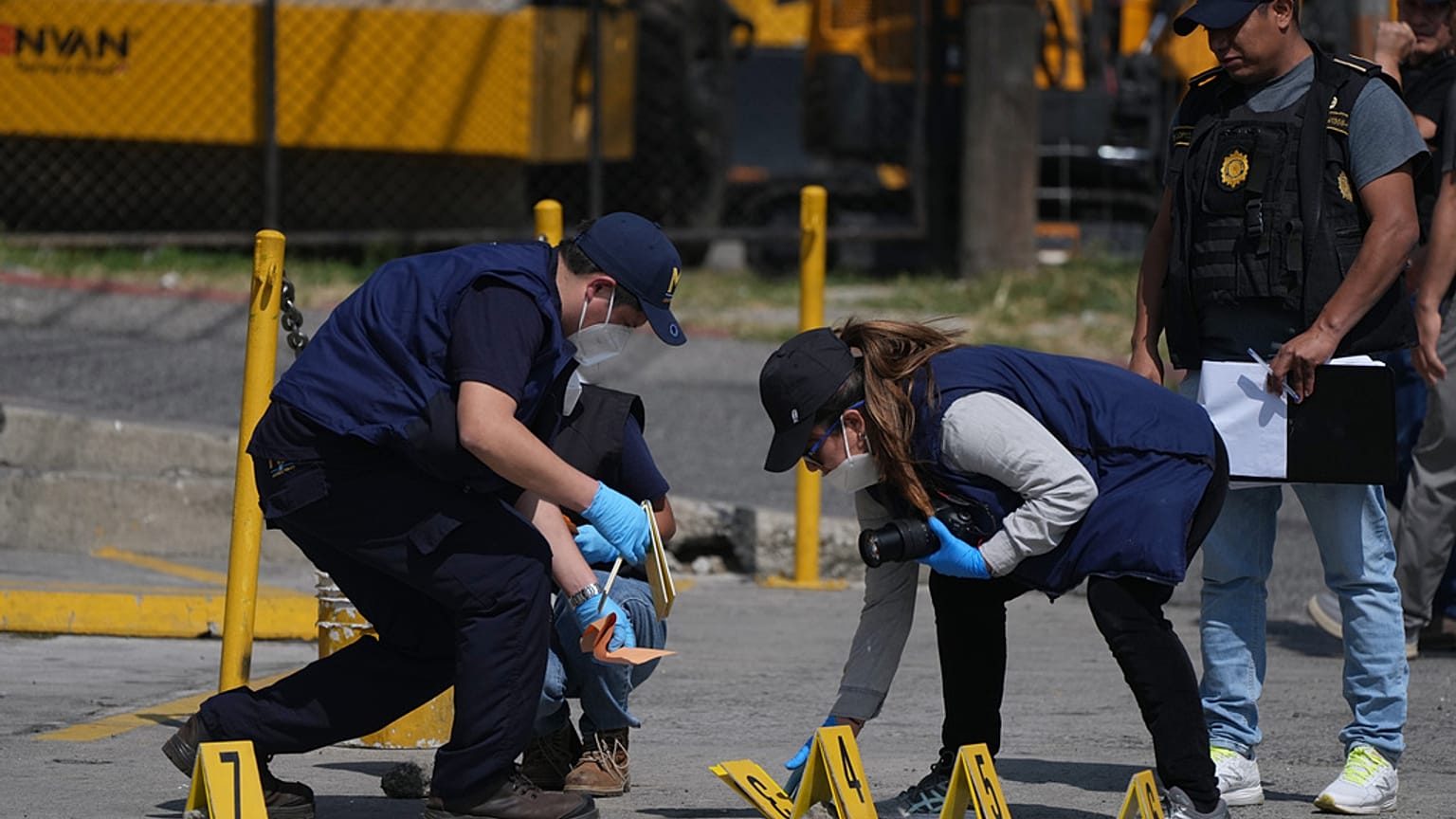 Polis ekipleri olay yerinde işaretlemelerde bulunurken, 18 Ocak 2026