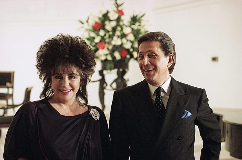 L'attrice Elizabeth Taylor e Valentino a Roma, il 19 gennaio 1990, durante la presentazione della collezione primavera-estate 1990. (AP Photo/Massimo Sambucetti, File)