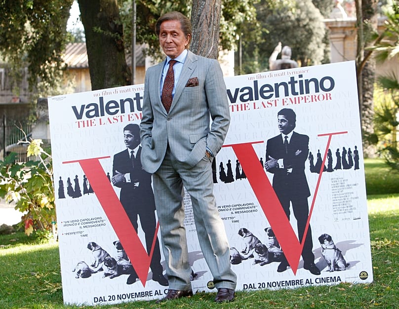 FILE - Lo stilista Valentino presenta il film documentario “Valentino: L'ultimo imperatore” a Roma, lunedì 16 novembre 2009. (AP Photo (AP Photo/Alessandra Tarantino, File)