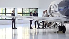 لویی آرنو به هنگام پیاده شدن از هواپیما در فرانسه پس از آزادی از زندان ایران