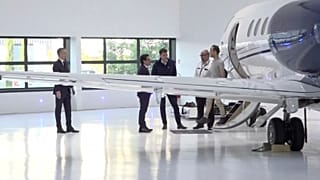 لویی آرنو به هنگام پیاده شدن از هواپیما در فرانسه پس از آزادی از زندان ایران