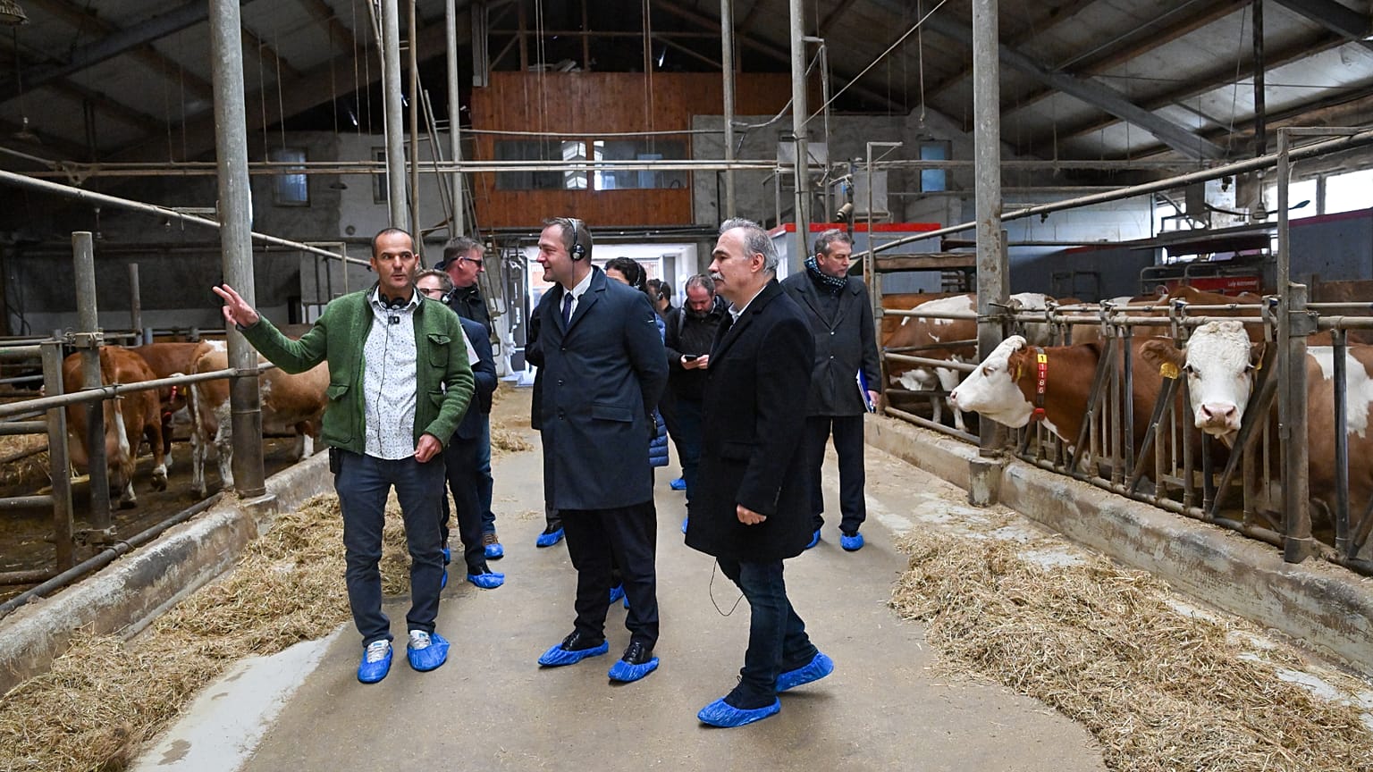 Christophe Hansen, a mezőgazdaságért felelős EU-biztos (k) és Nagy István agrárminiszter (j) Dunaharasztin 2025. november 27-én
