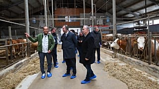 Christophe Hansen, EU-Kommissar für Landwirtschaft (k) und István Nagy, Landwirtschaftsminister (j) in Dunaharast am 27. November 2025