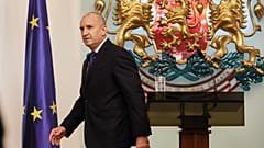 Der bulgarische Präsident Rumen Radev verlässt das Gebäude, nachdem er seinen Rücktritt vom Amt des bulgarischen Staatspräsidenten bekannt gegeben hat, Sofia, Bulgarien, Montag, 19. Januar 2026