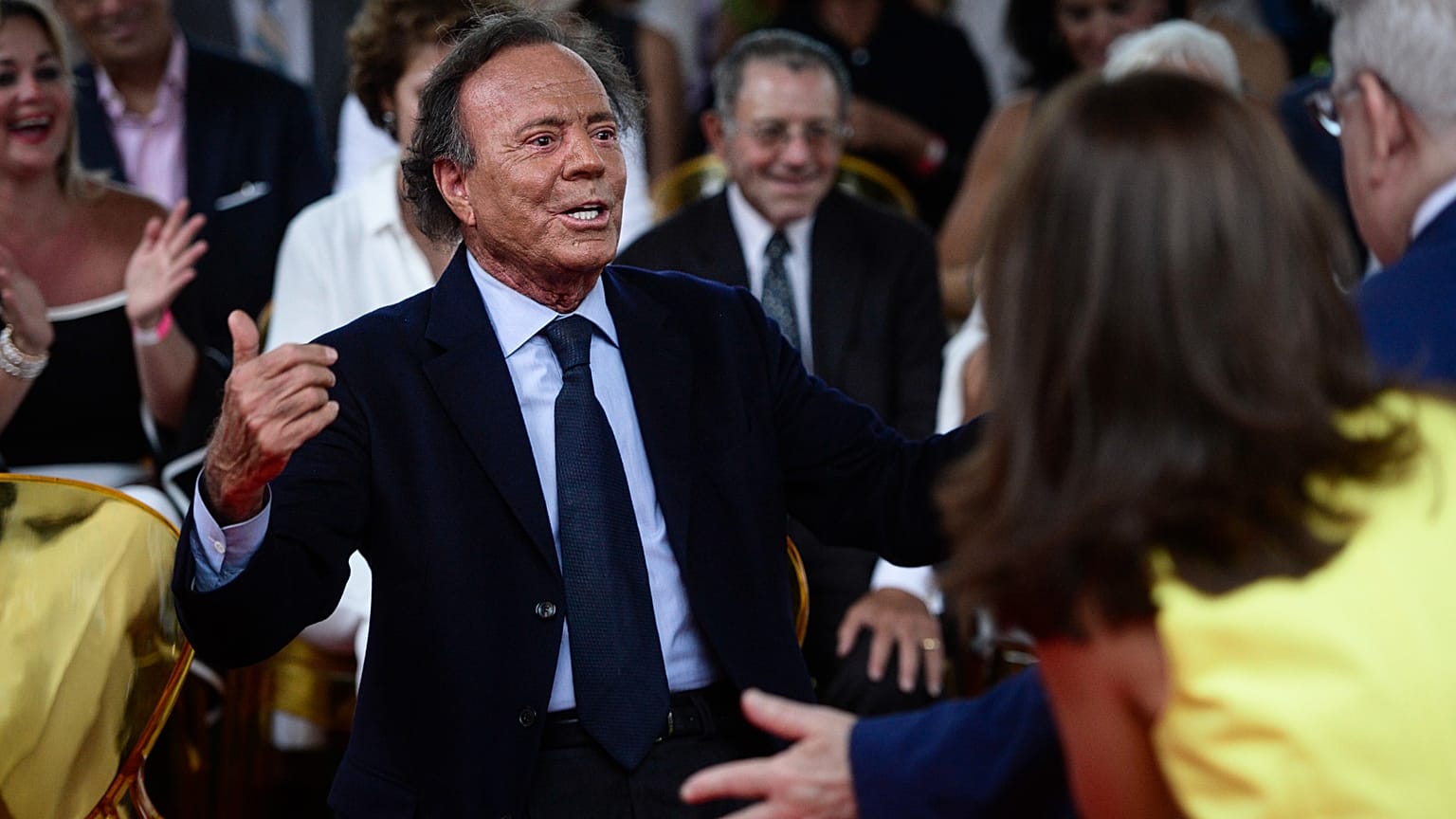 ARCHIVO: El cantante español Julio Iglesias durante la ceremonia de develación de su estrella en el Paseo de la Fama en San Juan, Puerto Rico, el 29 de septiembre de 2016.
