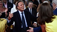ΑΡΧΕΙΟ: Ο Ισπανός τραγουδιστής Χούλιο Ιγκλέσιας κατά την τελετή αποκαλυπτηρίων του αστεριού του στον Περίπατο της Δόξας στο Σαν Χουάν, Πουέρτο Ρίκο, στις 29 Σεπτεμβρίου 2016.