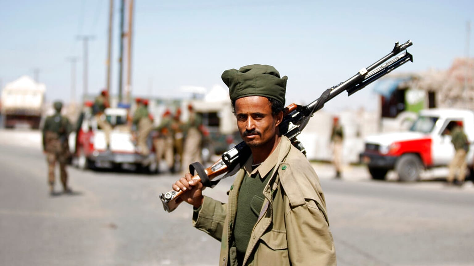 جندي يمني يقف حارسا في شارع في صنعاء ، اليمن ، الثلاثاء ، ديسمبر. 11, 2012.