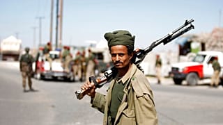 جندي يمني يقف حارسا في شارع في صنعاء ، اليمن ، الثلاثاء ، ديسمبر. 11, 2012.