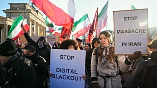 Protestocular, İran'da hükümete karşı ülke çapında düzenlenen kitlesel protestoları desteklemek amacıyla Berlin'de düzenlenen gösteriye katıldı, 19 Ocak 2026.