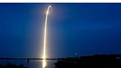 Foguete da transportadora satélite Starlink é lançado ao espaço