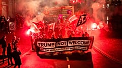 Ein Transparent mit der Aufschrift "Trump ist nicht willkommen" während einer Demonstration gegen das WEF in Davos und den Besuch des US-Präsidenten, Zürich, Schweiz, 19. Januar 2025