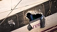 Ventanas rotas de un tren accidentado, fotografiadas en el lugar del accidente en Adamuz, sur de España, el 19 de enero de 2026.