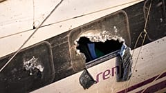 Zerbrochene Scheiben eines verunglückten Zuges, fotografiert am 19. Januar 2026 an der Absturzstelle in Adamuz, Südspanien.