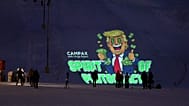 Davosban a Campax nevű svájci civil mozgalom aktivistái szatirikus képet vetítettek Donald Trumpról, az amerikai elnökről, egy sípályára, Davos, Svájc, 2026. január 19.