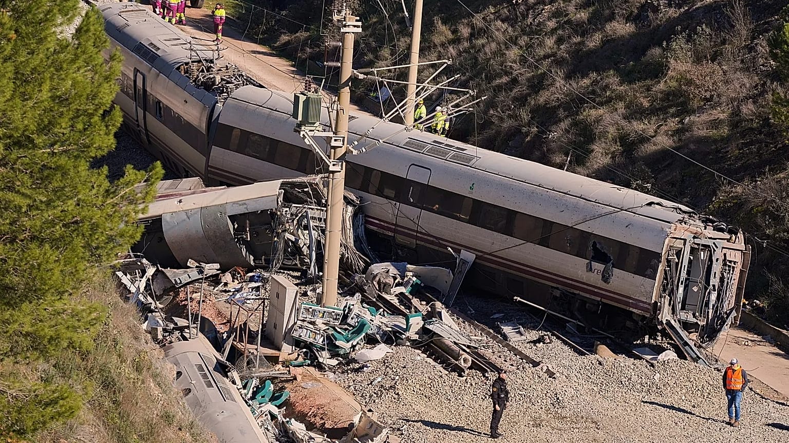 Guardia Civil officers collect evidence next to the wreckage of train cars involved in a collision in Adamuz, 20 January, 2026