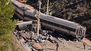 Guardia Civil officers collect evidence next to the wreckage of train cars involved in a collision in Adamuz, 20 January, 2026