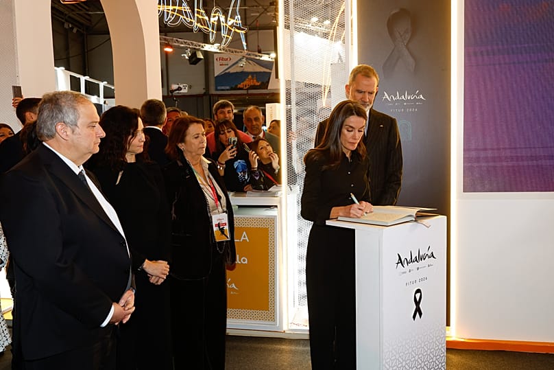 Letizia firma en el libro de condolencias para recordar a las víctimas del accidente de Adamuz bajo la atenta mirada de Felipe VI el 22 de enero de 2026 en FITUR.