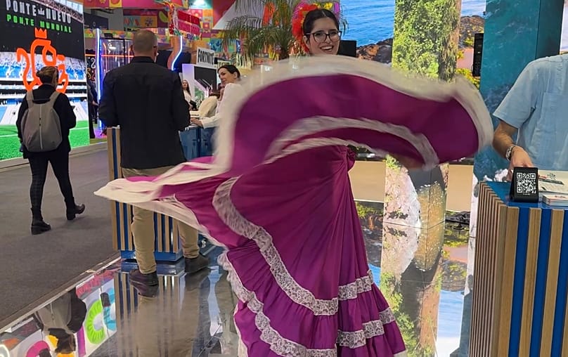 Representante del stand de Puerto Rico en Fitur 2026.