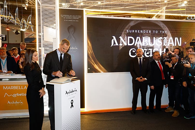El rey Felipe VI firma en el libro de condolencias por las víctimas de Adamuz en Fitur el 22 de enero de 2026.