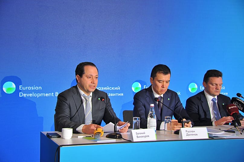 Chief Economist at the Eurasian Development Bank Evgeny Vinokurov (on the left)