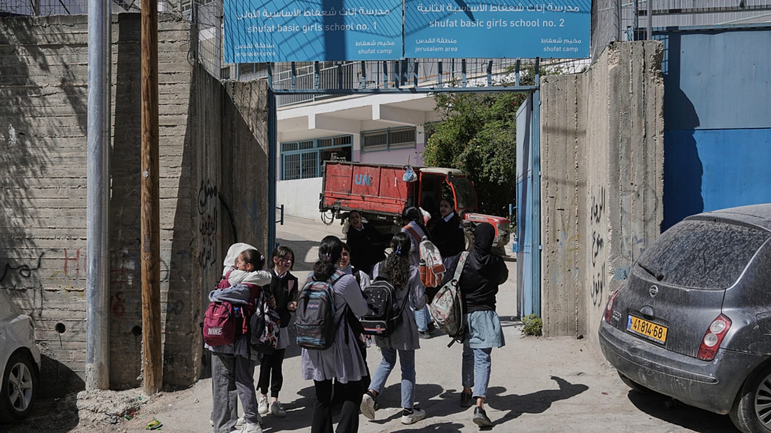 طلاب يخرجون من مدرسة الأونروا في مخيم شعفاط بالقدس الشرقية، الخميس 8 مايو 2025.