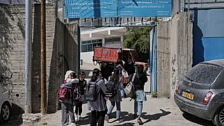 طلاب يخرجون من مدرسة الأونروا في مخيم شعفاط بالقدس الشرقية، الخميس 8 مايو 2025.