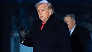 الرئيس دونالد ترامب يلوّح لوسائل الإعلام أثناء سيره في الحديقة الجنوبية للبيت الأبيض، يوم الثلاثاء 20 يناير/كانون الثاني 2026، في واشنطن. (صورة من وكالة أسوشيتد برس/خوسيه لويس