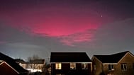 A aurora boreal ilumina a cobertura de nuvens sobre Rushmere St. Andrew, Ipswich, Inglaterra, segunda-feira, 19 de janeiro de 2026. (Joe Pickover/PA via AP)