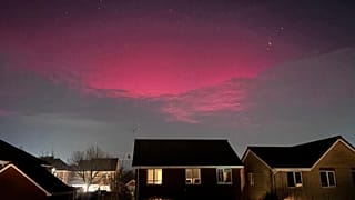 A aurora boreal ilumina a cobertura de nuvens sobre Rushmere St. Andrew, Ipswich, Inglaterra, segunda-feira, 19 de janeiro de 2026. (Joe Pickover/PA via AP)