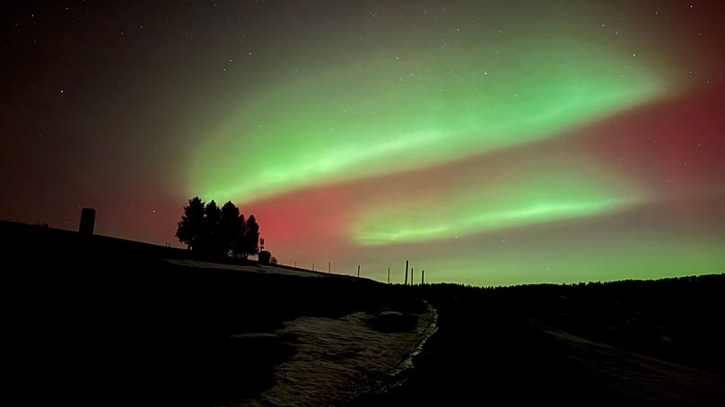 Aurora boreal brilha sobre Baden-Württemberg, Alemanha, segunda-feira, 19 de janeiro de 2026. (Valentin Gensch/dpa via AP)