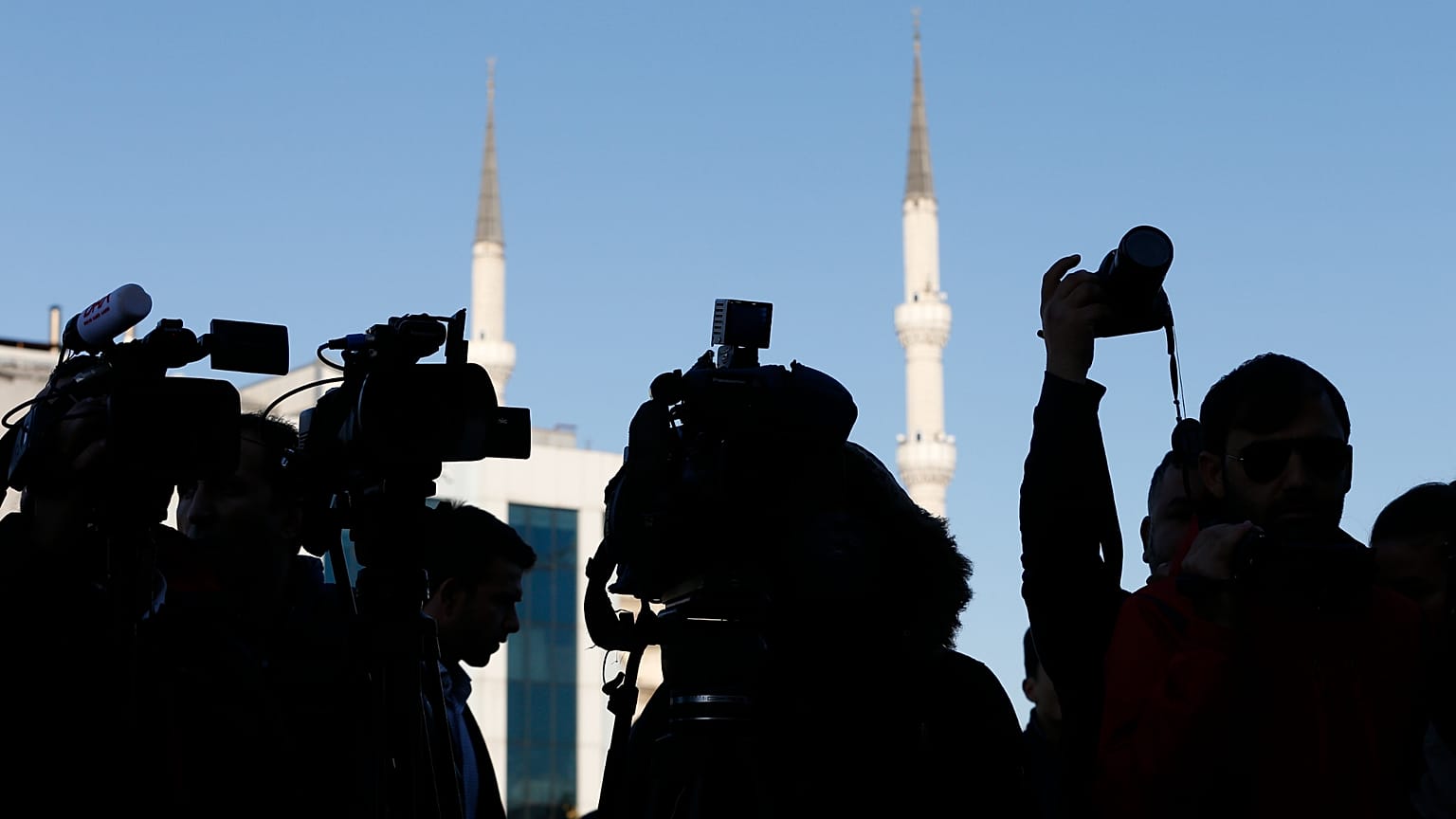 Des membres des médias suivent la manifestation devant le palais de justice où se déroule le procès des employés du journal Cumhuriyet accusés d'avoir aidé des organisations terroristes / 31 octobre 2017.