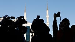Medya mensupları, terör örgütlerine yardım suçlamasıyla yargılanan Cumhuriyet gazetesi çalışanlarınındavasının sürdüğü adliye önündeki protestoyu takip ediyor / 31 Ekim 2017