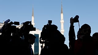 Medya mensupları, terör örgütlerine yardım suçlamasıyla yargılanan Cumhuriyet gazetesi çalışanlarınındavasının sürdüğü adliye önündeki protestoyu takip ediyor / 31 Ekim 2017