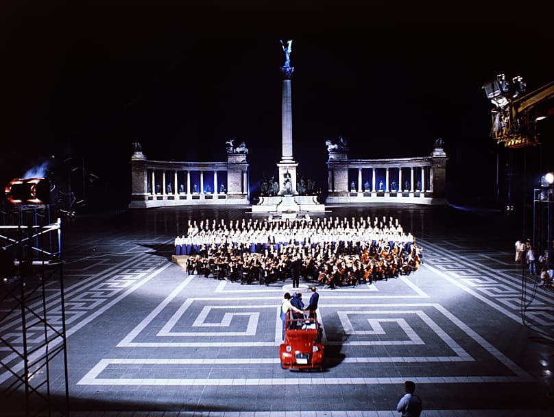 Hősök tere, egyesített ifjúsági kórus és a Magyar Rádió és Televízió szimfonikus zenekara, szemben velük a stáb - 1983.