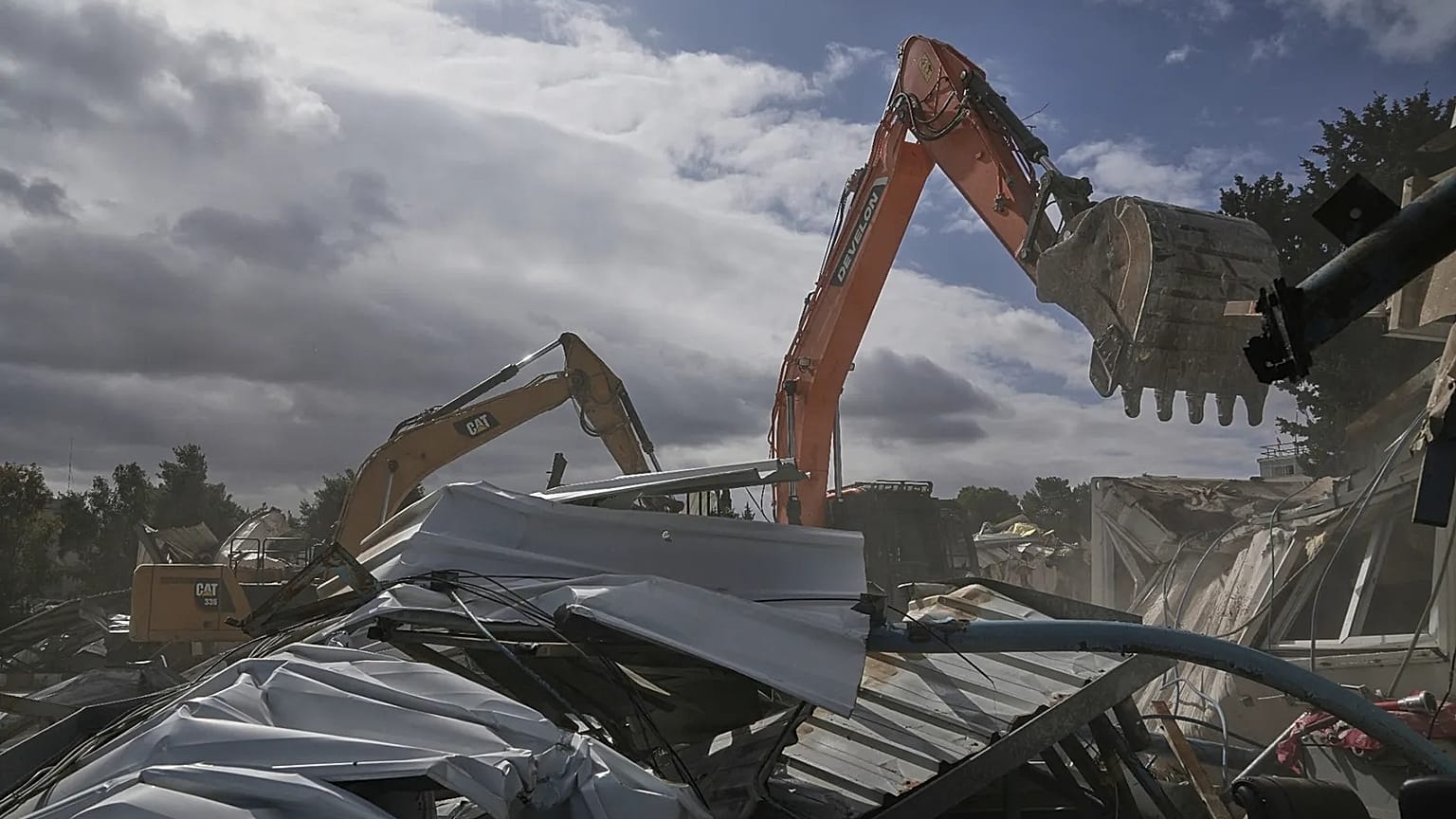 Israeli bulldozers demolish a UNRWA compound in east Jerusalem, 20 January, 2026