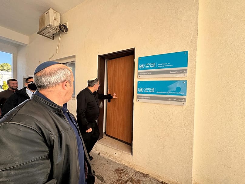 Il ministro israeliano per la Sicurezza nazionale, Itamar Ben Gvir, nel quartier generale dell'Unrwa a Gerusalemme durante la sua demolizione (20 gennaio 2026)