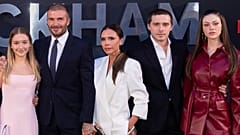 Archiv: Bei der Premiere der TV-Serie „Beckham“ am dritten Oktober 2023 in London: Harper Beckham, David und Victoria Beckham, Brooklyn und Nicola Peltz Beckham.