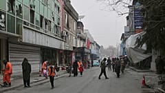 Arbeiter säubern den Tatort, während die Taliban-Polizei das Gebiet nach einer Explosion in einem chinesischen Restaurant in Kabul sichert, 20. Januar 2026