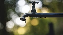 Nahaufnahme eines Wasserhahns.