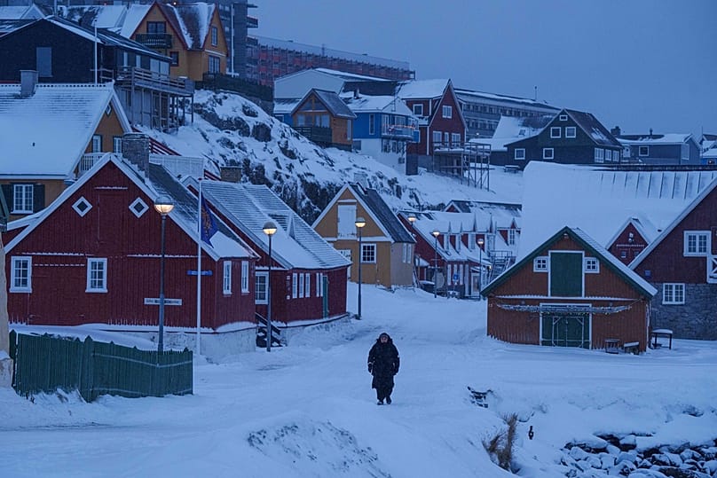 Une personne marche dans une rue enneigée à Nuuk, au Groenland, le 19 janvier 2026.