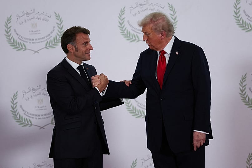 DOSSIER : Le président américain Donald Trump et le président français Emmanuel Macron se serrent la main et posent pour une photo à Charm el-Cheikh, le 13 octobre 2025.