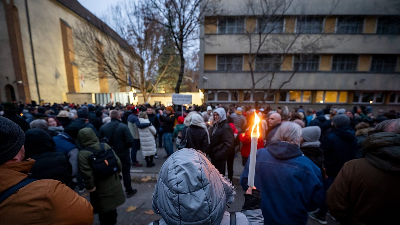 Tüntetés a Budapesti Javítóintézet előtt 2025. december 14-én. 
