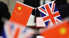 Σημαίες της Κίνας και της Union Jack στέκονται κατά τη διάρκεια του διαλόγου Κίνας-Ηνωμένου Βασιλείου για την ενέργεια στο Πεκίνο, 17 Μαρτίου 2025