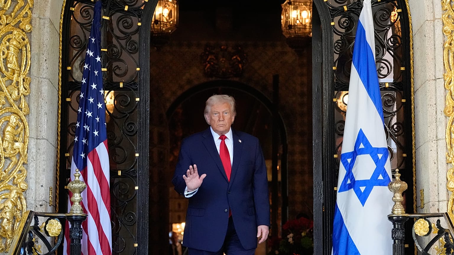 ترامب يلوّح بيده قبل استقباله نتنياهو في منتجع «مار-إيه-لاغو» بفلوريدا، 29 ديسمبر/كانون الأول 2025.