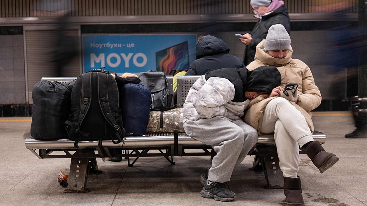 أشخاص يحتمون في محطة مترو أنفاق خلال الهجوم الصاروخي الليلي والطائرات بدون طيار الذي شنته روسيا في كييف، أوكرانيا، الثلاثاء 20 يناير 2026.